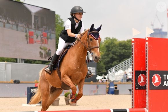 Giulia Sarkozy - N.Sarkozy et sa femme C.Bruni viennent soutenir leur fille G.Sarkozy pendant l’épreuve Kids Cup L’Envol lors de la 10ème édition du "Longines Paris Eiffel Jumping" à la Plaine de Jeux de Bagatelle à Paris, France, le 21 juin 2024. 

© Perusseau-Veeren/Bestimage