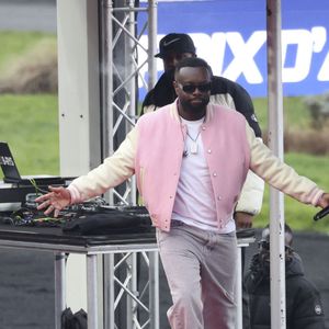 Show de de Gims lors du 105ème Prix d'Amérique à l'Hippodrome de Vincennes le 25 janvier 2026. Alors que les organisateurs avaient misé gros sur ce concert du chanteur pour attirer un nouveau public à Vincennes, celui-ci a été interrompu à plusieurs reprises avant d'être écourté, provoquant la grogne des spectateurs. D'abord très enthousiaste, le public a commencé à chanter les tubes de l'ancien membre de Sexion d'Assaut jusqu'à ce que le concert rencontre un premier souci technique. L'artiste le plus écouté de l'année 2025 a tout de même tenté de continuer son show, lançant un de ses titres a cappella, en chœur avec le public. Puis une deuxième, et une troisième coupure de son ont mis fin à la représentation. Tout en s'excusant auprès des 37 000 spectateurs présents, Gims a écourté sa prestation et pris la direction des écuries pour signer quelques autographes, et rencontrer l'entourage de Frank Gio, l'un des concurrents du Prix d'Amérique, avant de rapidement s'éclipser. © Michael Baucher/PsnewZ/Bestimage