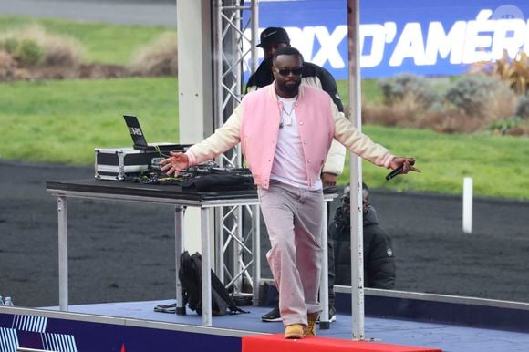 Show de de Gims lors du 105ème Prix d'Amérique à l'Hippodrome de Vincennes le 25 janvier 2026. Alors que les organisateurs avaient misé gros sur ce concert du chanteur pour attirer un nouveau public à Vincennes, celui-ci a été interrompu à plusieurs reprises avant d'être écourté, provoquant la grogne des spectateurs. D'abord très enthousiaste, le public a commencé à chanter les tubes de l'ancien membre de Sexion d'Assaut jusqu'à ce que le concert rencontre un premier souci technique. L'artiste le plus écouté de l'année 2025 a tout de même tenté de continuer son show, lançant un de ses titres a cappella, en chœur avec le public. Puis une deuxième, et une troisième coupure de son ont mis fin à la représentation. Tout en s'excusant auprès des 37 000 spectateurs présents, Gims a écourté sa prestation et pris la direction des écuries pour signer quelques autographes, et rencontrer l'entourage de Frank Gio, l'un des concurrents du Prix d'Amérique, avant de rapidement s'éclipser. © Michael Baucher/PsnewZ/Bestimage