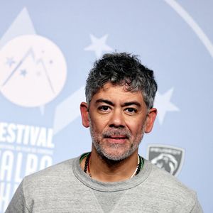 "J’ai dû arriver ce jour-là exaspéré par moi-même au rendez-vous que j’avais avec mon amie. Elle m’a dit : 'Va te faire tester, peut-être que ça s’explique finalement'", a-t-il confié à Nathalie Renoux pour M6 Info, dévoilant les coulisses de son test.

Manu Payet - Tapis rouge lors du 29ème Festival International du Film de Comédie de l'Alpe d'Huez le 21 Janvier 2026. © Dominique Jacovides/Bestimage