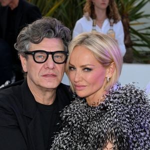 Elle explique vouloir un look plus adapté à une robe particulière, tout en précisant que ce changement est ponctuel. 
*
Marc Lavoine et sa compagne Adriana Karembeu - 11ème édition du Gala de charité de Patrick Mouratoglou à la Mouratoglou Academy & Resort à Biot le 21 juin 2025. Ce gala de prestige réunit chaque année les grandes figures du sport, du divertissement et de nombreux donateurs, mobilisés pour soutenir les jeunes talents du tennis mondial. © Bruno Bebert/Bestimage