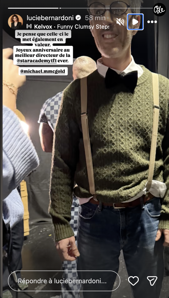 Dans la story suivante, exit le glamour hollywoodien et place à l'humour bon enfant. La chanteuse a publié une photo bien plus décalée du directeur, arborant un look improbable composé d'un pull vert en maille, de bretelles, d'un nœud papillon noir et de lunettes rondes. 

Lucie Bernardoni fête l'anniversaire de Michaël Goldman