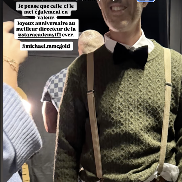 Dans la story suivante, exit le glamour hollywoodien et place à l'humour bon enfant. La chanteuse a publié une photo bien plus décalée du directeur, arborant un look improbable composé d'un pull vert en maille, de bretelles, d'un nœud papillon noir et de lunettes rondes. 

Lucie Bernardoni fête l'anniversaire de Michaël Goldman
