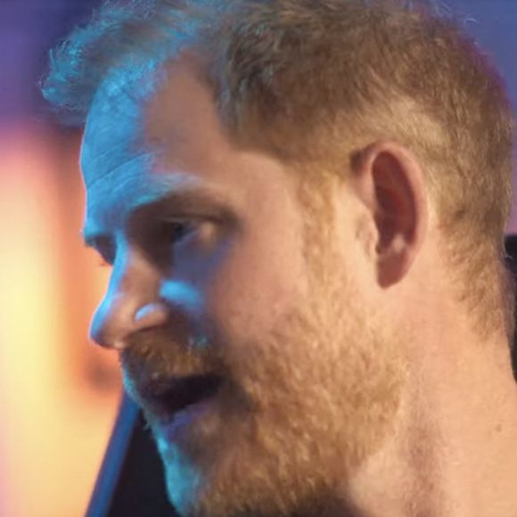 Le prince Harry et le prince William considéraient tous les deux leur ancienne nounou comme une "deuxième maman"

Le prince Harry, duc de Sussex, se fait tatouer dans le cou par Jelly Roll en échange de sa venue aux Invictus Games 2025. Le tatouage figure en lettres capitales "I AM Jelly Roll".