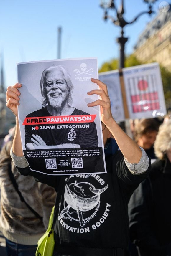 "et qu’il faut adopter si on veut vivre avec moi", avait-il déclaré, comme le rappellent nos confrères de Sud Ouest. Et en effet, Yana est une une militante écologiste convaincue.

Des manifestants scandent des slogans et tiennent des banderoles alors qu'ils participent à une manifestation de soutien à Paul Watson, militant américano-canadien de l'ONG Sea Shephard contre la chasse à la baleine, place de l'Hôtel de Ville à Paris, France, le 24 octobre 2024. Photo par Pierrick Villette/ABACAPRESS.COM