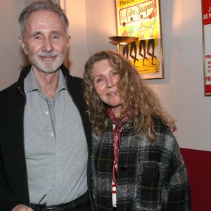 Exclusif - Thierry Lhermitte et sa femme Hélène - People à la représentation de la pièce de théâtre "Fleurs de soleil" au théâtre Antoine à Paris, France, le 16 mars 2023. © Bertrand Rindoff/Bestimage