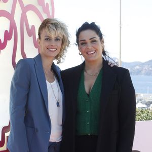 Sara Mortensen et Lola Dewaere au photocall de la série "Astrid et Raphaëlle" lors de la 5ème saison du festival International des Séries "Canneseries" à Cannes, France, le 2 avril 2022. © Denis Guignebourg/Bestimage