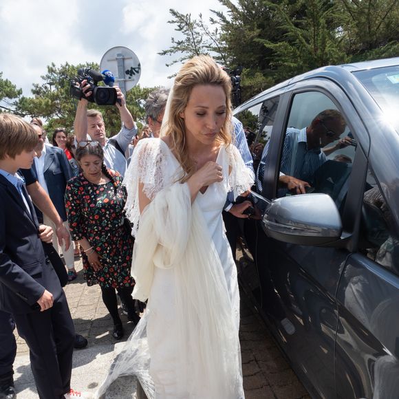 Mariage de Laura Smet et Raphaël Lancrey-Javal à l'église Notre-Dame des Flots au Cap-Ferret le jour de l'anniversaire de son père Johnny Hallyday le 15 juin 2019. © Agence / Bestimage