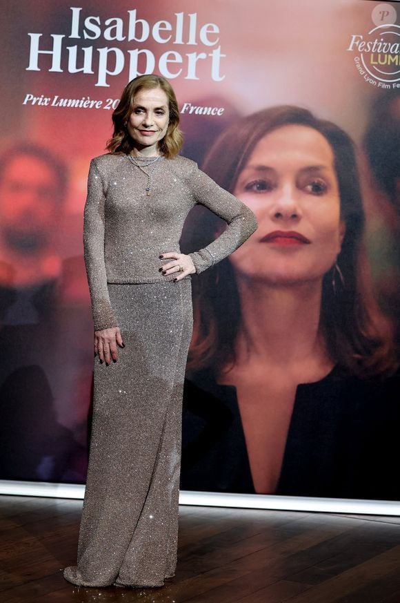 Isabelle Huppert arrive à la cérémonie de remise de son prix lumière de la 16ème édition du Festival Lumière à l'Amphithéâtre - Centre de Congrès à Lyon, France, le 18 octobre 2024. © Dominique Jacovides/Bestimage