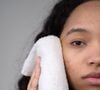 Un rituel ciblé permet de purifier les pores en profondeur et de restaurer la barrière cutanée.