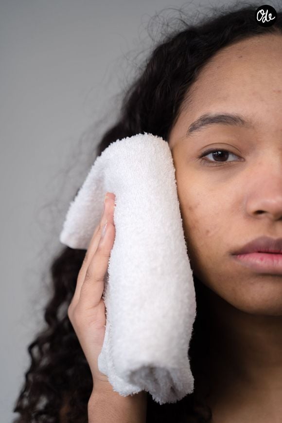 Un rituel ciblé permet de purifier les pores en profondeur et de restaurer la barrière cutanée.
