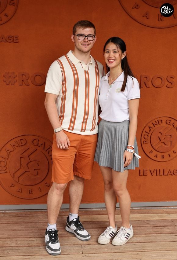 Elle réalise également des vidéos pour les mettre en ligne sur son compte Tik Tok qui compte plus de 11 000 abonnés

Alexis Lebrun et Melody Sok - Les célébrités au photocall du village lors des Internationaux de France de Tennis de Roland Garros 2026. Paris, le 31 mai 2026. © Jacovides / Bestimage