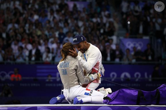 29 juillet 2024, Paris, Ile de France, France : La Française MANON APITHY-BRUNET réagit après avoir remporté la médaille d'or individuelle du fleuret féminin en battant sa coéquipière SARA BALZER aux Jeux Olympiques de Paris 2024 au Grand Palais, France (Image de crédit : © Mickael Chavet/ZUMA Press Wire).
