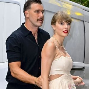 Taylor Swift a été aperçue arrivant aux Electric Studios dans une robe midi sans manches de couleur crème, ornée de bords festonnés et de détails floraux, associée à des talons nude à lanières et une bouche rouge vif. Accompagnée de Travis Kelce, elle affichait une allure élégante et gracieuse tandis qu'ils avançaient ensemble, Travis marchant à ses côtés sur le trottoir de la ville. © : Backgrid USA / Bestimage