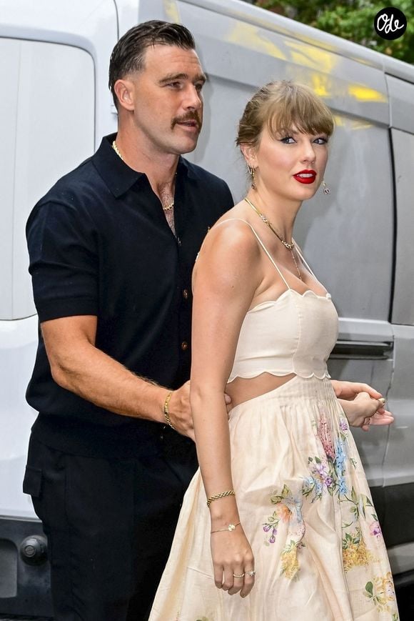 Taylor Swift a été aperçue arrivant aux Electric Studios dans une robe midi sans manches de couleur crème, ornée de bords festonnés et de détails floraux, associée à des talons nude à lanières et une bouche rouge vif. Accompagnée de Travis Kelce, elle affichait une allure élégante et gracieuse tandis qu'ils avançaient ensemble, Travis marchant à ses côtés sur le trottoir de la ville. © : Backgrid USA / Bestimage