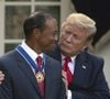 Tiger Woods en couple avec une ancienne membre du clan Trump
Info - Tiger Woods officialise sa relation avec Vanessa Trump - Le président des États-Unis, Donald J. Trump fait une déclaration alors qu'il remet la médaille présidentielle de la liberté au golfeur professionnel Tiger Woods au Rose Garden de la Maison Blanche à Washington, DC. Backgrid USA / Bestimage