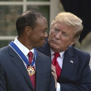 Tiger Woods en couple avec une ancienne membre du clan Trump

Info - Tiger Woods officialise sa relation avec Vanessa Trump - Le président des États-Unis, Donald J. Trump fait une déclaration alors qu'il remet la médaille présidentielle de la liberté au golfeur professionnel Tiger Woods au Rose Garden de la Maison Blanche à Washington, DC. Backgrid USA / Bestimage
