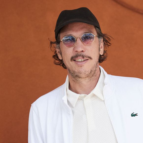 À son retour, il s'est dit "heureux de retrouver cette diversité, ce joyeux bazar".


Reda Kateb au village lors des Internationaux de France de tennis de Roland Garros 2024, à Paris, France, le 26 mai 2024.
© Jacovides-Moreau/Bestimage