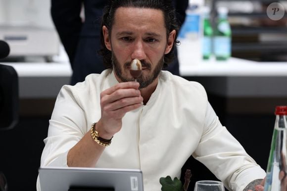 Les cambrioleurs, apparemment bien renseignés, ont pénétré par une porte vitrée et se sont directement dirigés vers le niveau -1 pour s’emparer du coffre, sans toucher aux espaces de vente ou de commandes. 

Le chef pâtissier Cédric Grolet (France) - Coupe du Monde des Pâtissiers lors du salon "Sirha Lyon 2023" à Eurexpo. Lyon, le 20 janvier 2023.
© Jean-Marc Lhomer/Bestimage