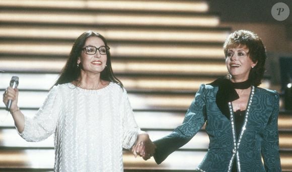 Dans cet échange émouvant, Nana Mouskouri a levé le voile sur les compromis qu’elle a dû faire en tant que mère et artiste...

Nana Mouskouri l. avec Caterina Valente  © IPA via ZUMA Press 1985