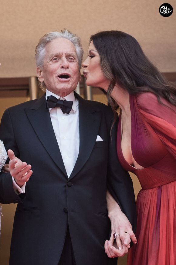 L’acteur raconte leur première rencontre avec amusement, allant jusqu’à lui annoncer très vite : « Je vais être le père de tes enfants. »

Michael Douglas et sa femme Catherine Zeta-Jones - Montée des marches du film « Jeanne du Barry » pour la cérémonie d’ouverture du 76ème Festival International du Film de Cannes, au Palais des Festivals à Cannes. Le 16 mai 2023
© Jacovides-Moreau / Bestimage