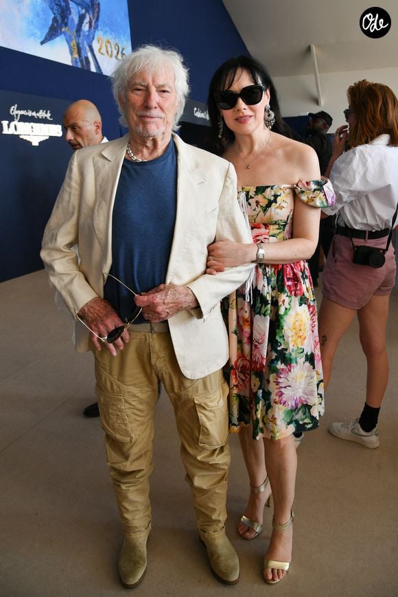 "Nous vous remercions pour tous vos tendres messages et votre fidélité. Nous vous embrassons tous très affectueusement."

Hugues Aufray et sa femme Murielle dans l’espace VIP “le Pavillon Eiffel,” lors de la 12ème édition Longines Paris Eiffel Jumping au pied de la Tour Eiffel sur le Champ-de-Mars à Paris, France le 20 juin 2026 © Perusseau / Veeren / Bestimage