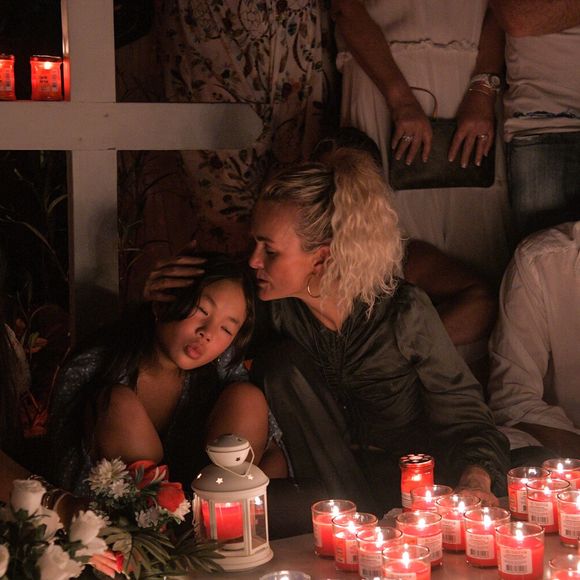 Laeticia Hallyday, ses filles Jade et Joy, sur sa tombe de Johnny Hallyday au cimetière de Lorient à Saint-Barthélémy le 5 décembre 2019 © Bestimage