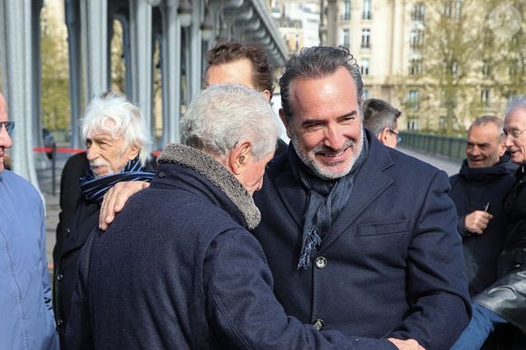 Claude Lelouch, Jean Dujardin assistent à l'inauguration de la promenade Jean-Paul Belmondo sur le pont Bir Hakeim, sous l'arche du viaduc de Passy à Paris, France, le 12 avril 2023. 

Photo by Nasser Berzane/ABACAPRESS.COM