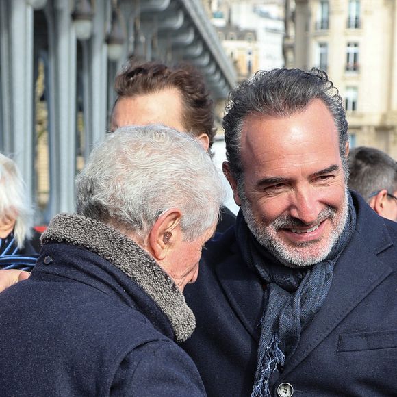 Claude Lelouch, Jean Dujardin assistent à l'inauguration de la promenade Jean-Paul Belmondo sur le pont Bir Hakeim, sous l'arche du viaduc de Passy à Paris, France, le 12 avril 2023. 

Photo by Nasser Berzane/ABACAPRESS.COM