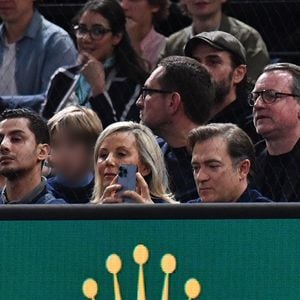 Laurence Ferrari et son mari Renaud Capuçon - People dans les tribunes du Rolex Paris Bercy Masters 1000 remporté par Novak Djokovic contre Grigor Dimitrov , le 4 novembre 2023. © Veeren/Bestimage