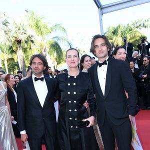 Carole Bouquet avec ses fils Louis Giacobetti et Dimitri Rassam à la montée des marches du film "Megalopolis" lors du 77ème Festival International du Film de Cannes, le 16 mai 2024.

Photo : Rachid Bellak / Bestimage