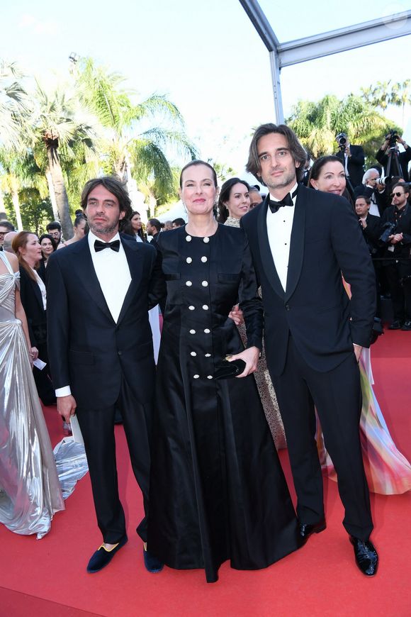 Carole Bouquet avec ses fils Louis Giacobetti et Dimitri Rassam à la montée des marches du film "Megalopolis" lors du 77ème Festival International du Film de Cannes, le 16 mai 2024.

Photo : Rachid Bellak / Bestimage