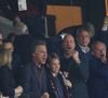 Poing levé et toutes les dents dehors.
Le prince William, prince de Galles, et son fils, le prince George de Galles, laissent éclater leur joie suite au but marqué par M.Rogers (Aston Villa) lors du match aller de la Ligue des Champions face au PSG au Parc des Princes, le 9 avril 2025.
© Cyril Moreau / Bestimage