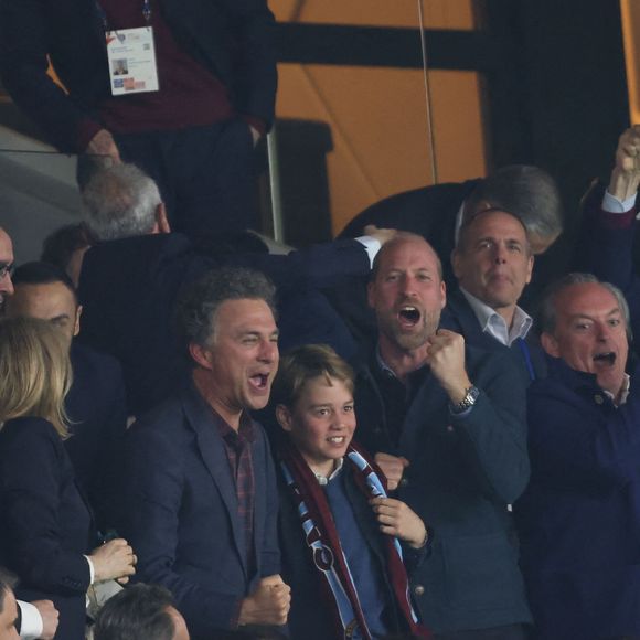 Poing levé et toutes les dents dehors.

Le prince William, prince de Galles, et son fils, le prince George de Galles, laissent éclater leur joie suite au but marqué par M.Rogers (Aston Villa) lors du match aller de la Ligue des Champions face au PSG au Parc des Princes, le 9 avril 2025.
© Cyril Moreau / Bestimage