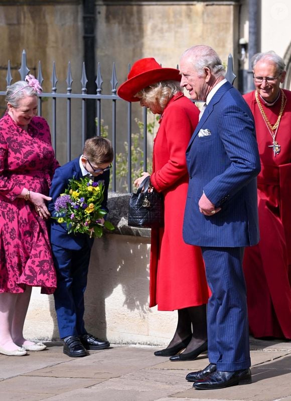 De son côté, la reine Camilla avait opté pour une silhouette flamboyante avec une robe en crêpe de laine rouge signée Fiona Clare, accessoirisée d'un chapeau de Philip Treacy

Le roi Charles III d'Angleterre et Camilla Parker Bowles, reine consort d'Angleterre - Les membres de la famille royale britannique assistent à l'office de Pâques à la chapelle Saint-Georges du château de Windsor, Royaume Uni, le 5 avril 2026. © Zak Hussein/Backgrid/Bestimage
