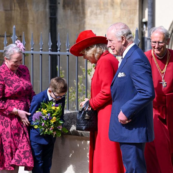 De son côté, la reine Camilla avait opté pour une silhouette flamboyante avec une robe en crêpe de laine rouge signée Fiona Clare, accessoirisée d'un chapeau de Philip Treacy

Le roi Charles III d'Angleterre et Camilla Parker Bowles, reine consort d'Angleterre - Les membres de la famille royale britannique assistent à l'office de Pâques à la chapelle Saint-Georges du château de Windsor, Royaume Uni, le 5 avril 2026. © Zak Hussein/Backgrid/Bestimage