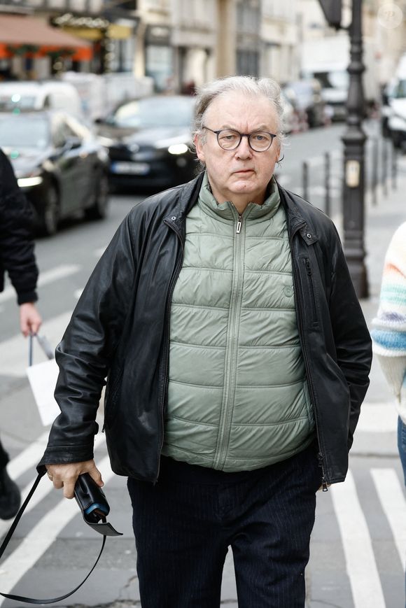 Dominique Besnehard - Personnalités à la cérémonie en hommage à Tchéky Karyo en l'église Saint Roch à Paris le 13 novembre 2025.