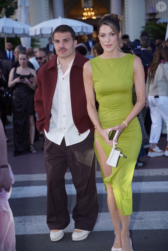 Exclusif - Prix Spécial - Iris Mittenaere (Miss France 2016 - Miss univers 2017) et son compagnon Antoine Dupont arrivent à la soirée "Kilian Paris" sur la plage du Carlton Beach Club lors du 79ème Festival International du Film de Cannes, le 19 mai 2026. © Backgrid USA / Bestimage