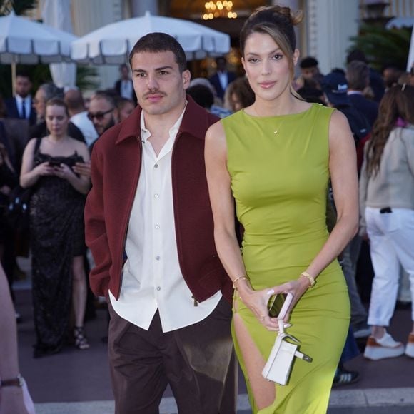 Exclusif - Prix Spécial - Iris Mittenaere (Miss France 2016 - Miss univers 2017) et son compagnon Antoine Dupont arrivent à la soirée "Kilian Paris" sur la plage du Carlton Beach Club lors du 79ème Festival International du Film de Cannes, le 19 mai 2026. © Backgrid USA / Bestimage