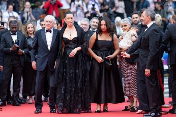 Robert De Niro, sa compagne Tiffany Chen, sa fille Helen Grace De Niro, la nounou avec le dernier enfant de l'acteur - Montée des marches du film « Partir un jour » pour la cérémonie d’ouverture du 78ème Festival International du Film de Cannes, au Palais des Festivals à Cannes. Le 13 mai 2025
© Jacovides-Moreau / Bestimage