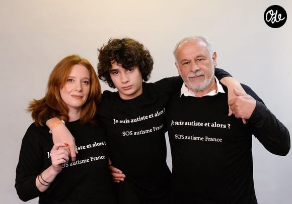 Exclusif - Francis Perrin, sa femme Gersende et leur fils Louis atteint d'autisme - Mobilisation des people pour l'association SOS Autisme en France lors d'un shooting au studio Invisu à Paris, le 7 et 8 février 2016. © Rachid Bellak/Bestimage