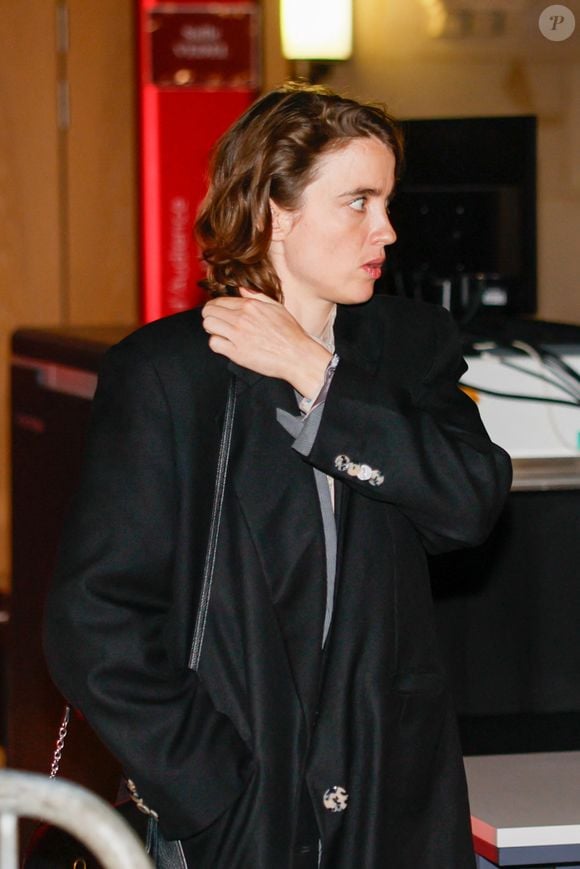 L'actrice française Adèle Haenel avec son avocate, Anouck Michelin sortent du procès en appel du réalisateur français Christophe Ruggia pour agression sexuelle sur sa personne lorsqu'elle avait entre 12 et 14 ans, au palais de justice de Paris, France, le 19 décembre 2025. © Julien Sarkissian/Bestimage