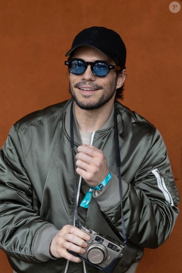 Il confie : "Moi je me rappelle le premier gros chagrin d'amour que j'ai eu, ça m'a été dur après de m'abandonner à l'amour."

Francois Civil au village lors des Internationaux de France de Tennis de Roland Garros 2025, à Paris, France, le 8 juin 2025. © Cyril Moreau/Bestimage