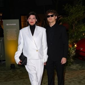 En 2025, il a obtenu son diplôme de fin de lycée, un moment marqué par des rassemblements familiaux incluant son père, sa mère et sa belle-mère Salma Hayek. 

New York, NY - La mannequin Linda Evangelista fait une apparition chic avec son fils, Augustin, lors des WSJ Magazine Innovator Awards 2024 à New York. Backgrid USA / Bestimage



Pictured: Linda Evangelista, Augustin



BACKGRID USA 29 OCTOBER 2024 



USA: +1 310 798 9111 / usasales@backgrid.com



UK: +44 208 344 2007 / uksales@backgrid.com



UK Clients - Pictures Containing Children

Please Pixelate Face Prior To Publication