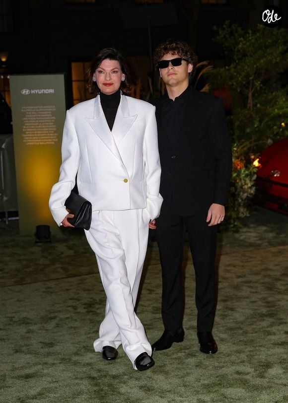 En 2025, il a obtenu son diplôme de fin de lycée, un moment marqué par des rassemblements familiaux incluant son père, sa mère et sa belle-mère Salma Hayek. 

New York, NY - La mannequin Linda Evangelista fait une apparition chic avec son fils, Augustin, lors des WSJ Magazine Innovator Awards 2024 à New York. Backgrid USA / Bestimage



Pictured: Linda Evangelista, Augustin



BACKGRID USA 29 OCTOBER 2024 



USA: +1 310 798 9111 / usasales@backgrid.com



UK: +44 208 344 2007 / uksales@backgrid.com



UK Clients - Pictures Containing Children

Please Pixelate Face Prior To Publication