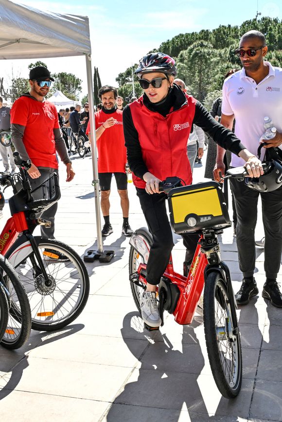 Et voilà que la princesse Charlène a décidé de laisser de côtés ses belles robes pour enfiler une tenue de sport. 

Le prince Albert II de Monaco et la princesse Charlene ont participé à la Road Safety Day, une journée de sensibilisation et de sport pour toute la famille dédié à la sécurité routière à vélo et à l'initiation des jeunes au sport, à Monaco organisée par la Fondation Princesse Charlene, le 23 mars 2025.  © Bruno Bebert/Bestimage