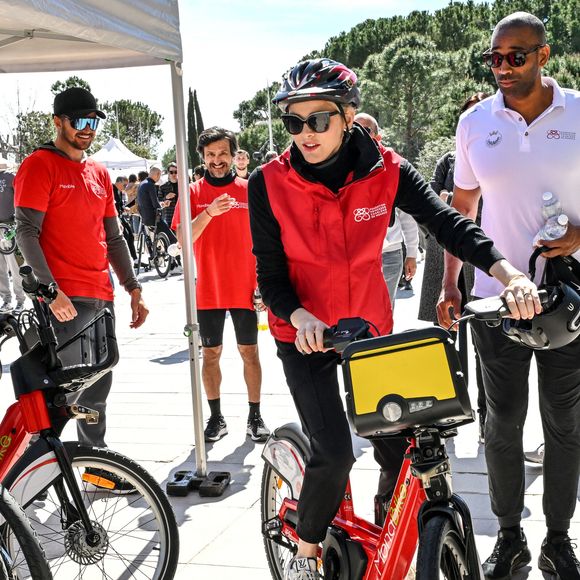 Et voilà que la princesse Charlène a décidé de laisser de côtés ses belles robes pour enfiler une tenue de sport. 

Le prince Albert II de Monaco et la princesse Charlene ont participé à la Road Safety Day, une journée de sensibilisation et de sport pour toute la famille dédié à la sécurité routière à vélo et à l'initiation des jeunes au sport, à Monaco organisée par la Fondation Princesse Charlene, le 23 mars 2025.  © Bruno Bebert/Bestimage