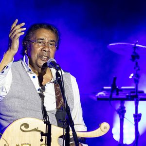 Les éditeurs concernés ont alors lancé des procédures, entraînant trois ans de blocage des droits liés à la chanson.

Laurent Voulzy en concert sur la scène du théâtre de Verdure lors du 41ème Festival de Ramatuelle, le 9 août 2025. 

© Cyril Bruneau / Bestimage