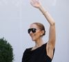 Installée au prestigieux palace Le Royal Monceau à Paris, la diva canadienne suscite une immense ferveur.

Celine Dion vient saluer et remercier ses nombreux fans qui l'attendent devant l'hôtel Royal Monceau à Paris le 23 septembre 2026. 

© Denis Guignebourg / Bestimage