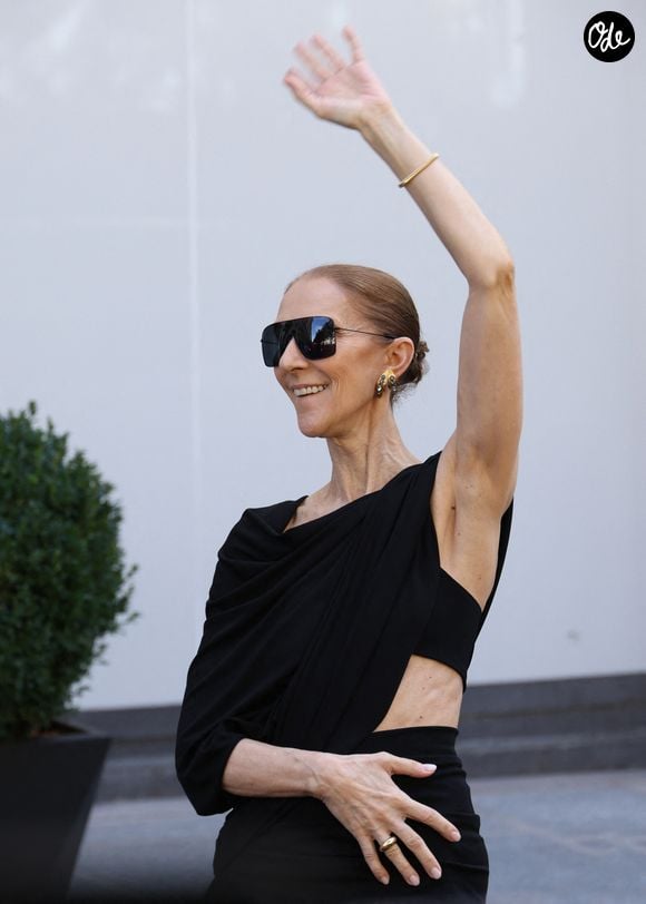 Installée au prestigieux palace Le Royal Monceau à Paris, la diva canadienne suscite une immense ferveur.

Celine Dion vient saluer et remercier ses nombreux fans qui l'attendent devant l'hôtel Royal Monceau à Paris le 23 septembre 2026. 

© Denis Guignebourg / Bestimage